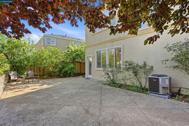 106 Lookout Ct, Hercules, CA 94547