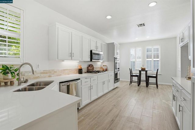 106 Lookout Ct, Hercules, CA 94547