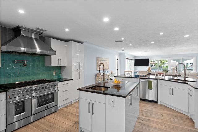 1946 ILLINOIS AVENUE NE, St Petersburg, FL 33703