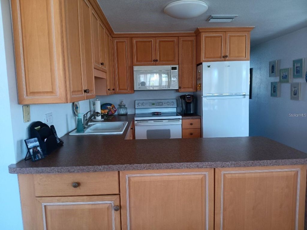 Image 7 of property listing at 736 CAREFREE, Venice, FL 34285