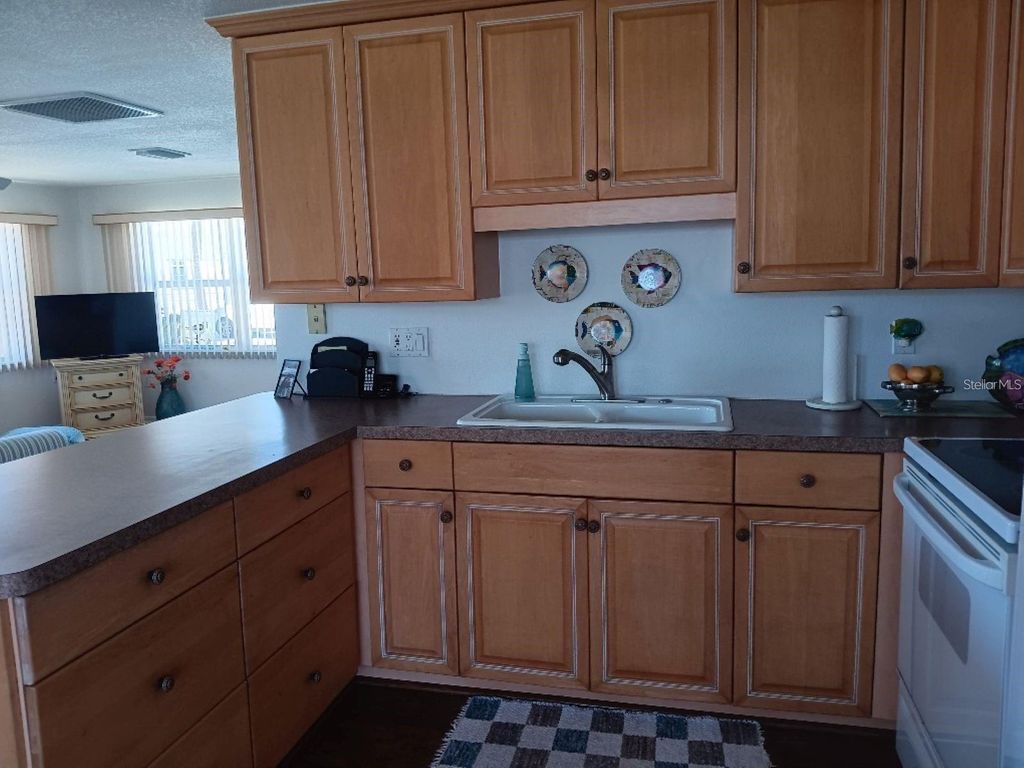 Image 8 of property listing at 736 CAREFREE, Venice, FL 34285