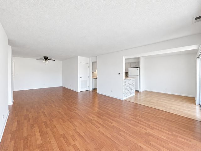 601 W Huntington Commons Road 302, Mount Prospect, IL 60056