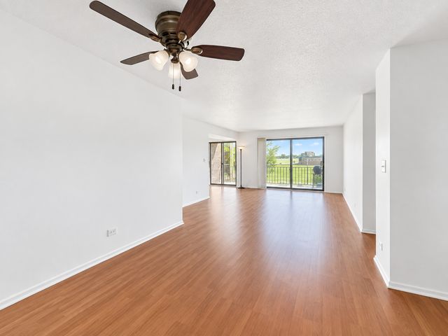 601 W Huntington Commons Road 302, Mount Prospect, IL 60056