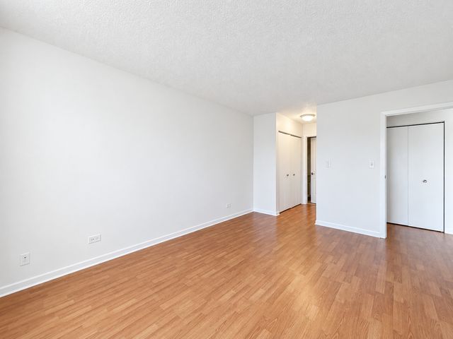 601 W Huntington Commons Road 302, Mount Prospect, IL 60056