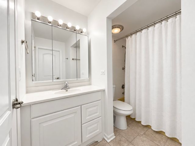 601 W Huntington Commons Road 302, Mount Prospect, IL 60056