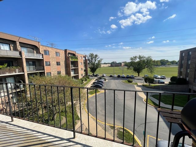 601 W Huntington Commons Road 302, Mount Prospect, IL 60056