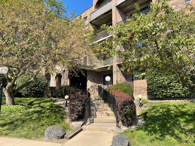 601 W Huntington Commons Road 302, Mount Prospect, IL 60056