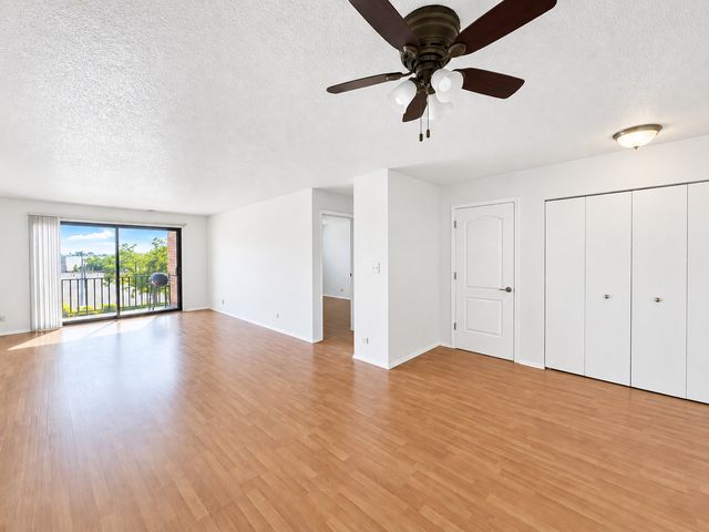 601 W Huntington Commons Road 302, Mount Prospect, IL 60056