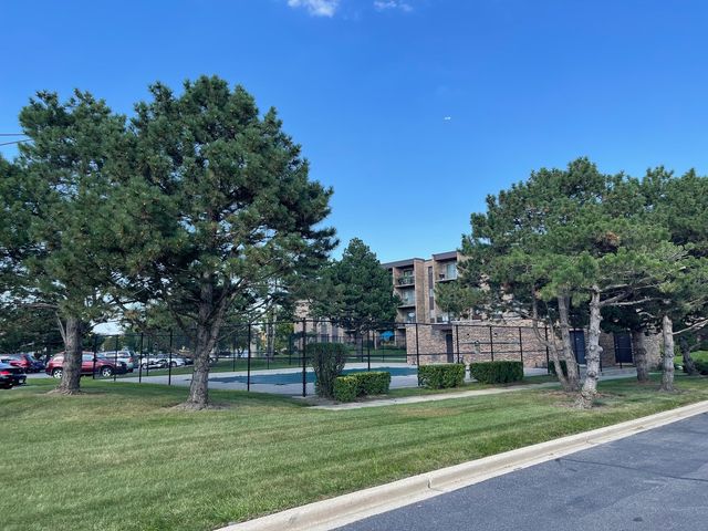 601 W Huntington Commons Road 302, Mount Prospect, IL 60056