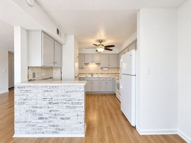 601 W Huntington Commons Road 302, Mount Prospect, IL 60056
