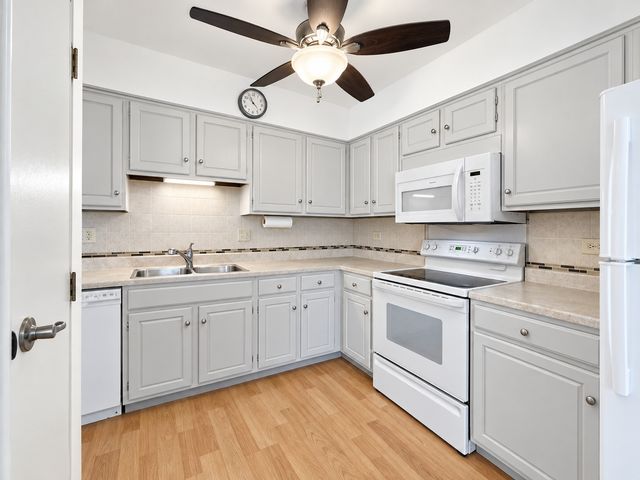 601 W Huntington Commons Road 302, Mount Prospect, IL 60056