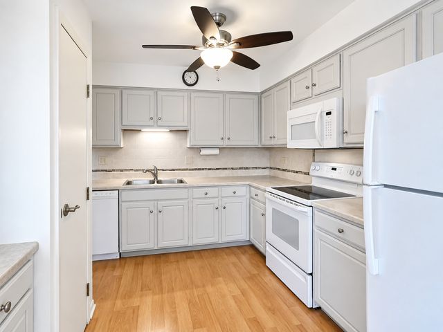 601 W Huntington Commons Road 302, Mount Prospect, IL 60056