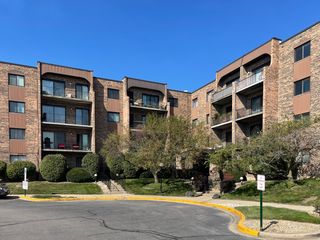 601 W Huntington Commons Road 302, Mount Prospect, IL 60056