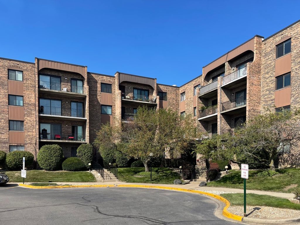 601 W Huntington Commons Road 302, Mount Prospect, IL 60056