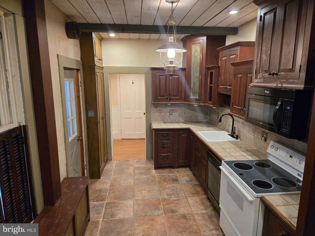 222 W HIGH ST, Womelsdorf, PA 19567