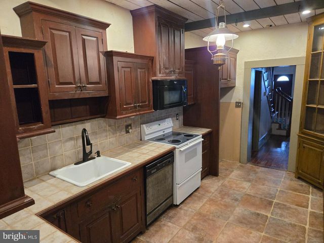 222 W HIGH ST, Womelsdorf, PA 19567