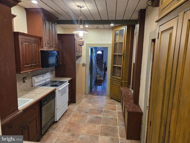 222 W HIGH ST, Womelsdorf, PA 19567