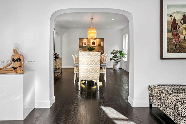 2729 N Bay Rd, Miami Beach, FL 33140