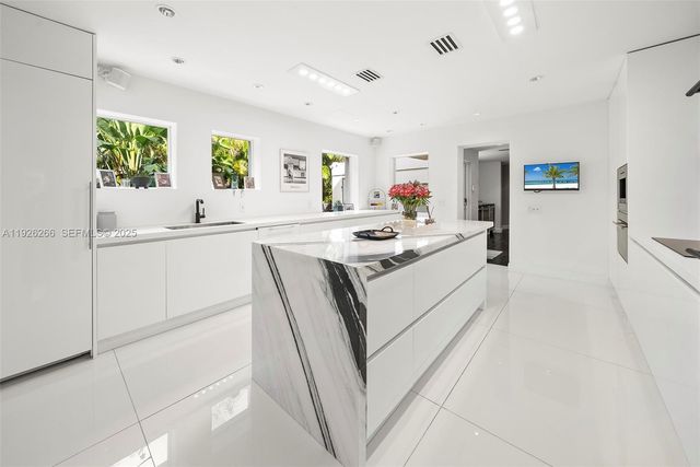 2729 N Bay Rd, Miami Beach, FL 33140