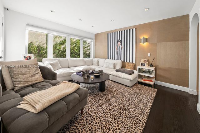 2729 N Bay Rd, Miami Beach, FL 33140