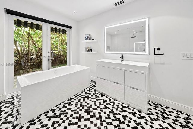 2729 N Bay Rd, Miami Beach, FL 33140