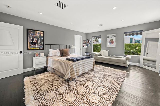 2729 N Bay Rd, Miami Beach, FL 33140