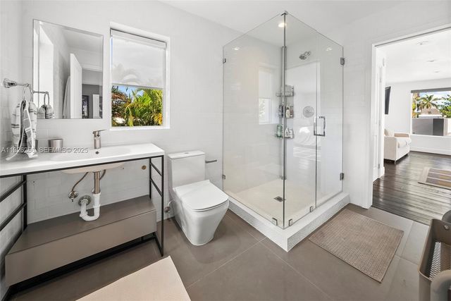 2729 N Bay Rd, Miami Beach, FL 33140