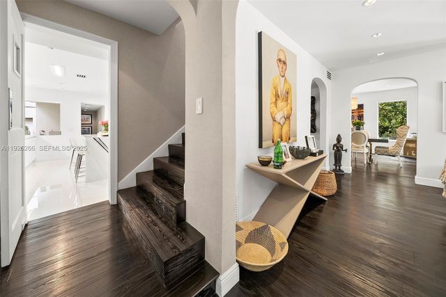 2729 N Bay Rd, Miami Beach, FL 33140