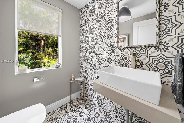 2729 N Bay Rd, Miami Beach, FL 33140