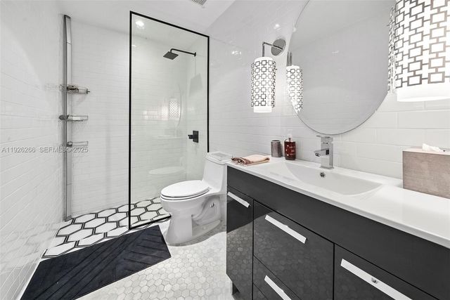 2729 N Bay Rd, Miami Beach, FL 33140