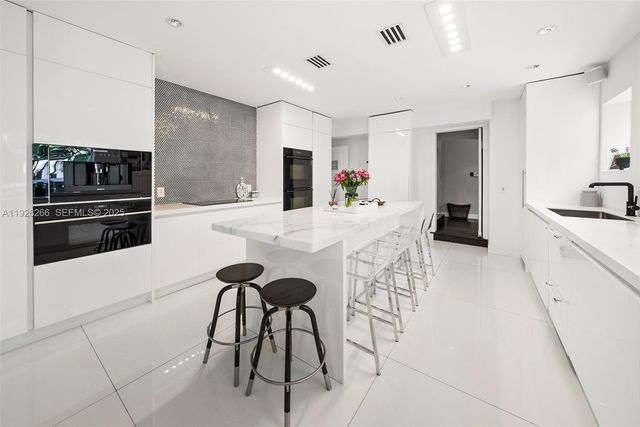 2729 N Bay Rd, Miami Beach, FL 33140