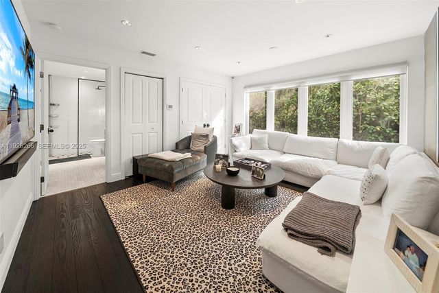 2729 N Bay Rd, Miami Beach, FL 33140