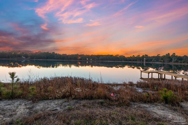 7925 Twin Lake Dr, Milton, FL 32583