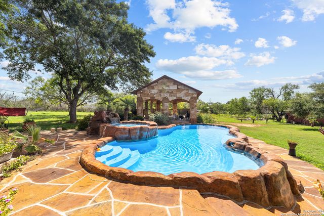 424 HOMECREST DR, La Vernia, TX 78121