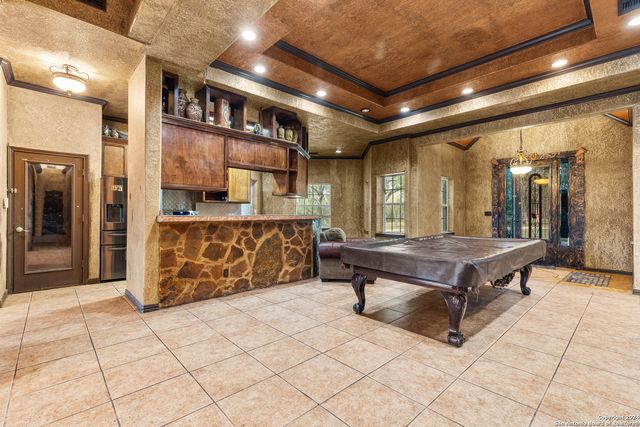 424 HOMECREST DR, La Vernia, TX 78121