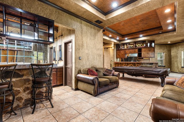 424 HOMECREST DR, La Vernia, TX 78121