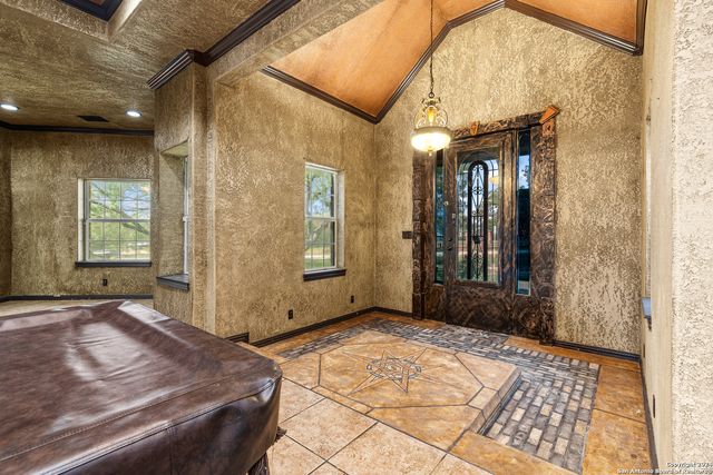424 HOMECREST DR, La Vernia, TX 78121