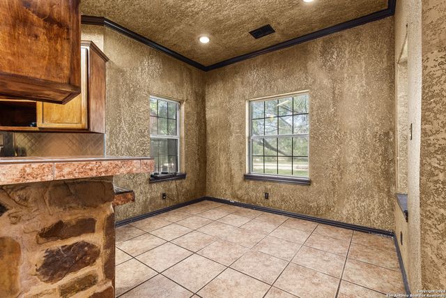 424 HOMECREST DR, La Vernia, TX 78121