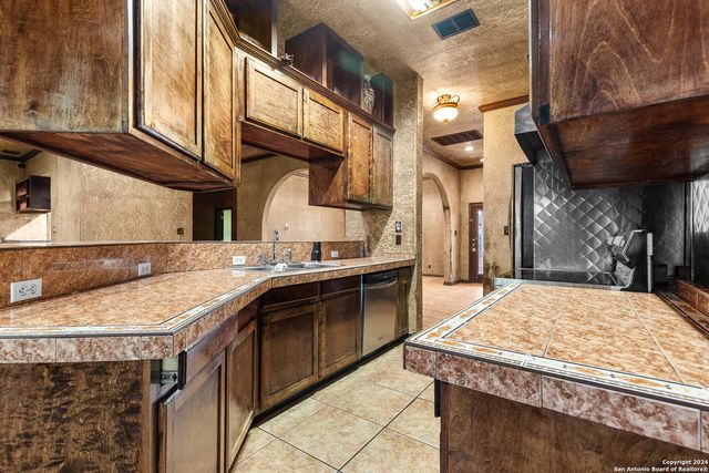 424 HOMECREST DR, La Vernia, TX 78121