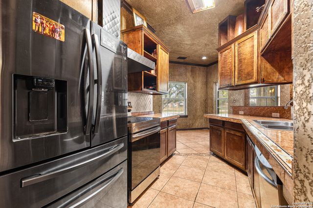 424 HOMECREST DR, La Vernia, TX 78121