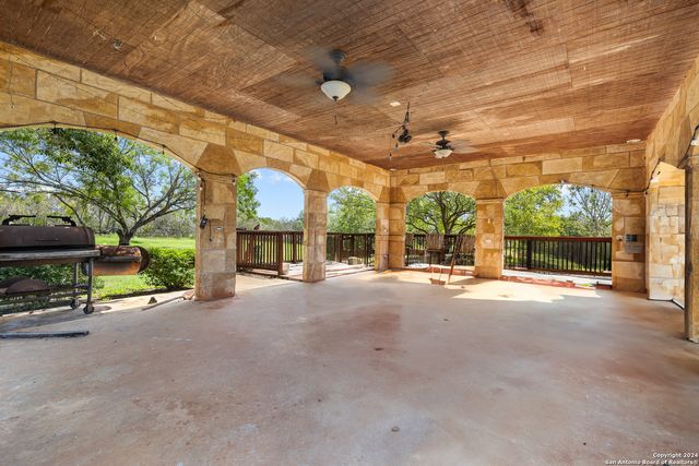 424 HOMECREST DR, La Vernia, TX 78121