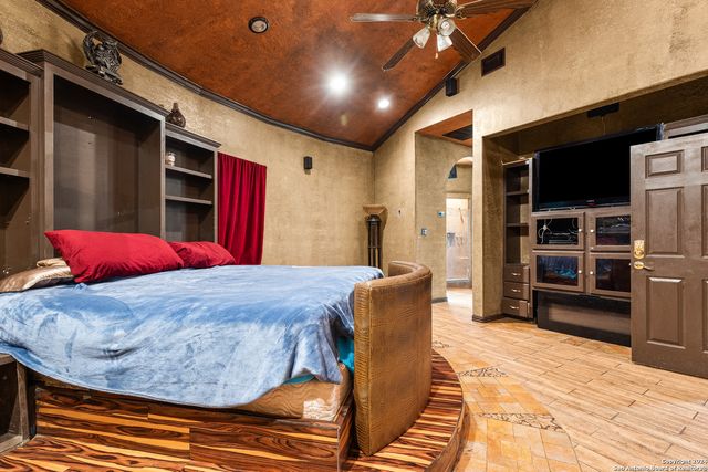 424 HOMECREST DR, La Vernia, TX 78121
