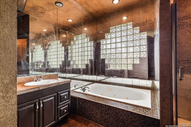424 HOMECREST DR, La Vernia, TX 78121