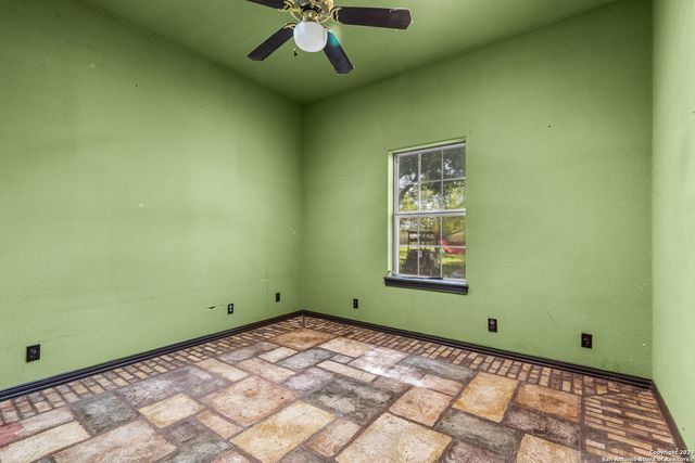 424 HOMECREST DR, La Vernia, TX 78121