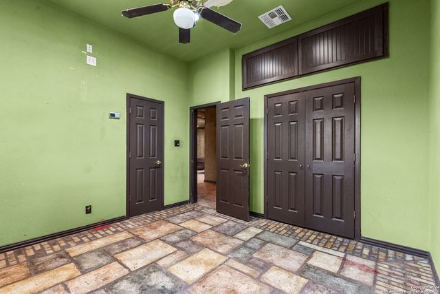 424 HOMECREST DR, La Vernia, TX 78121