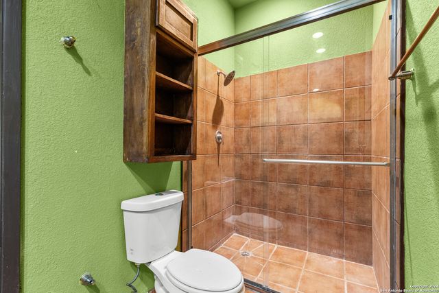 424 HOMECREST DR, La Vernia, TX 78121