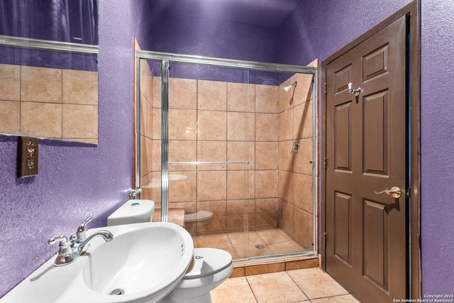 424 HOMECREST DR, La Vernia, TX 78121
