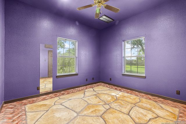 424 HOMECREST DR, La Vernia, TX 78121