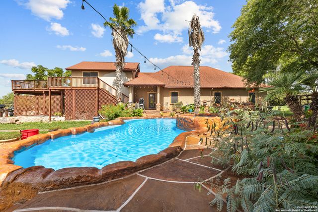 424 HOMECREST DR, La Vernia, TX 78121