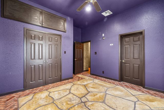 424 HOMECREST DR, La Vernia, TX 78121